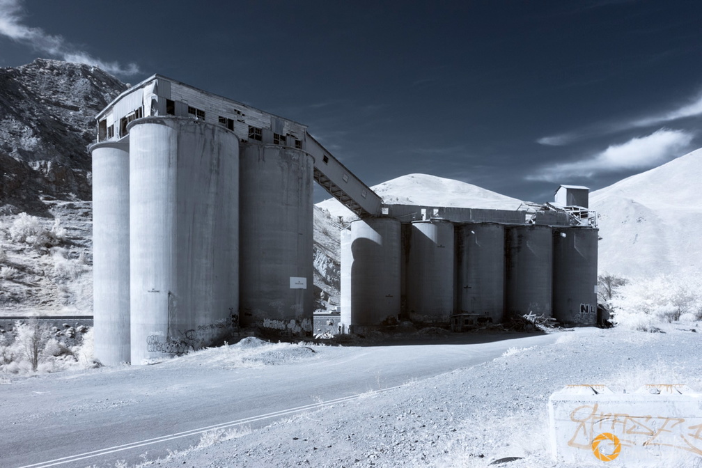Abandoned_Lime_Cement_Plant_IR_OR_USA012.jpg